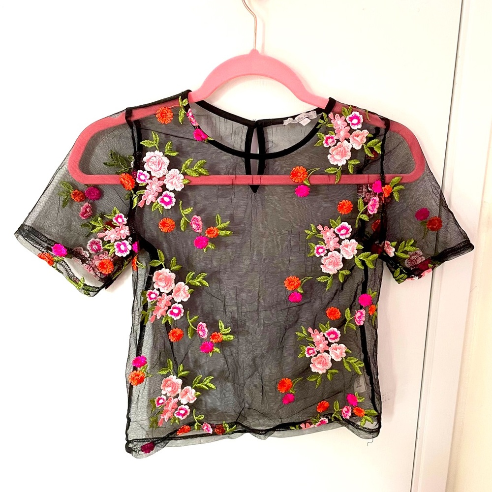 🌸FLORAL EMBROIDERED TOP🌸